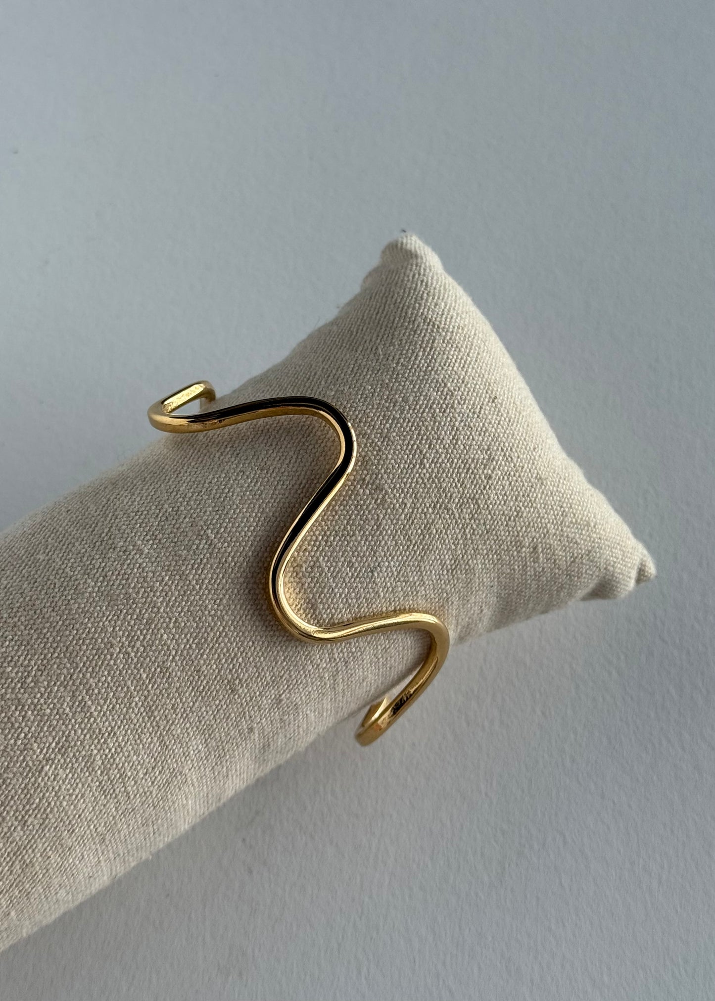 Bracciale rigido dorato a onda