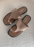 Carica l'immagine nel visualizzatore della galleria, Sandali infradito in suede beige