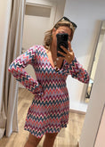 Carica l'immagine nel visualizzatore della galleria, Abito in maglia zig zag fucsia con dettaglio gioiello