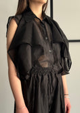 Carica l'immagine nel visualizzatore della galleria, Camicia nera trasparente con volant