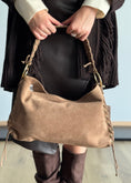 Carica l'immagine nel visualizzatore della galleria, Borsa a spalla in suede con dettagli intrecciati e anelli dorati