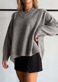 Carica l'immagine nel visualizzatore della galleria, Maglia over scollo V 100% lana - ZAHRJ