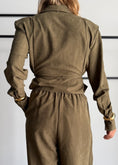 Carica l'immagine nel visualizzatore della galleria, Camicia cropped militare effetto suede - PHILIALOFT