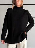 Carica l'immagine nel visualizzatore della galleria, Maglia nera modello cratere con spacchi - KONTATTO