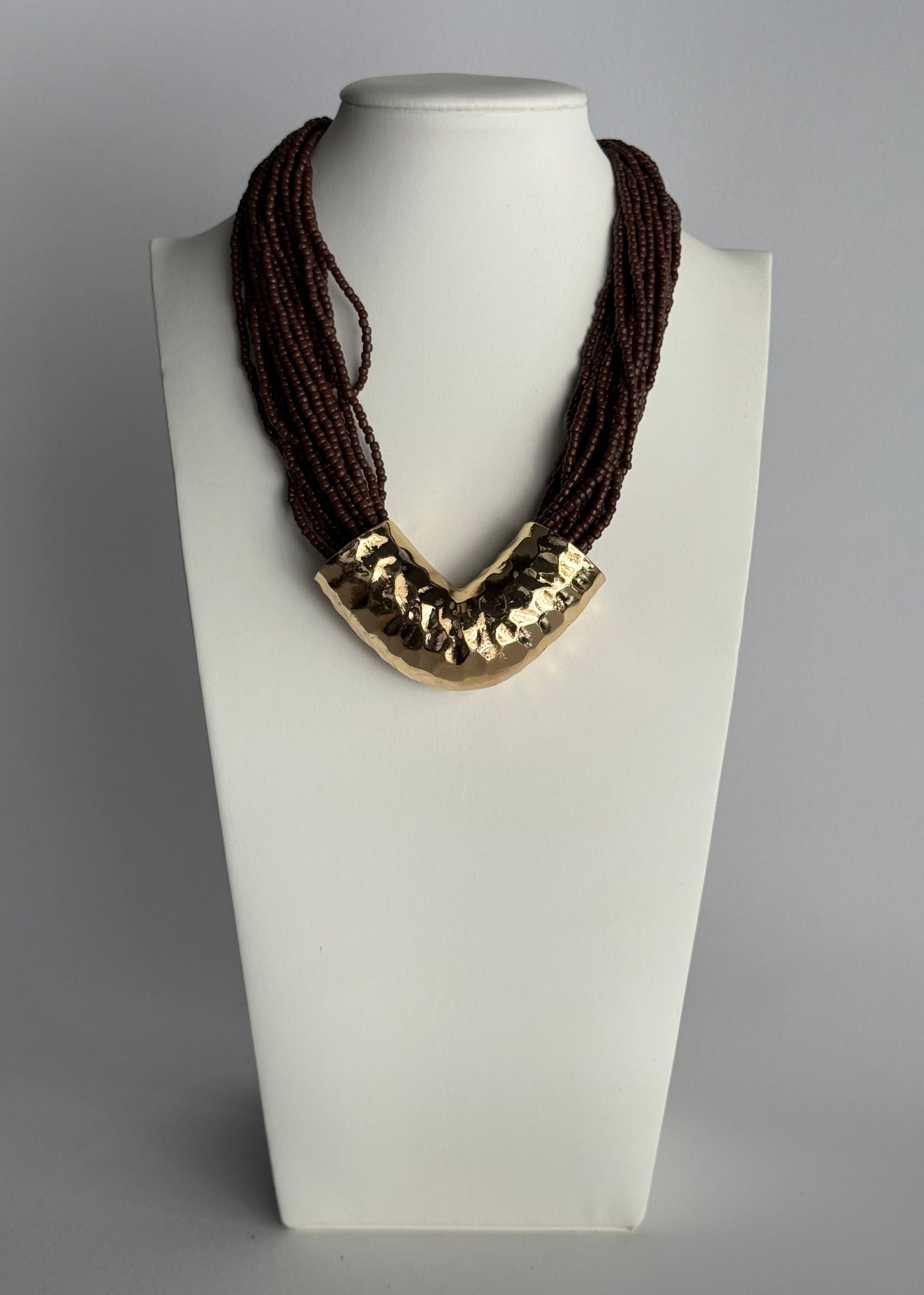 Collana multistrato con perline moro e dettaglio dorato martellato