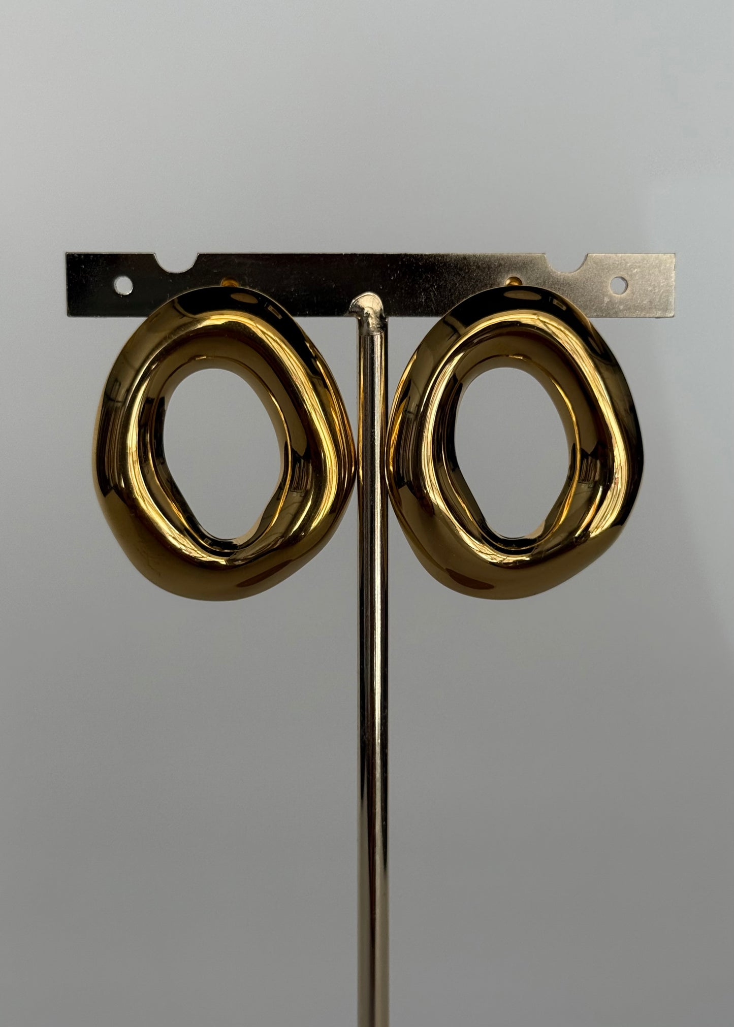 Orecchini dorati effetto scultura