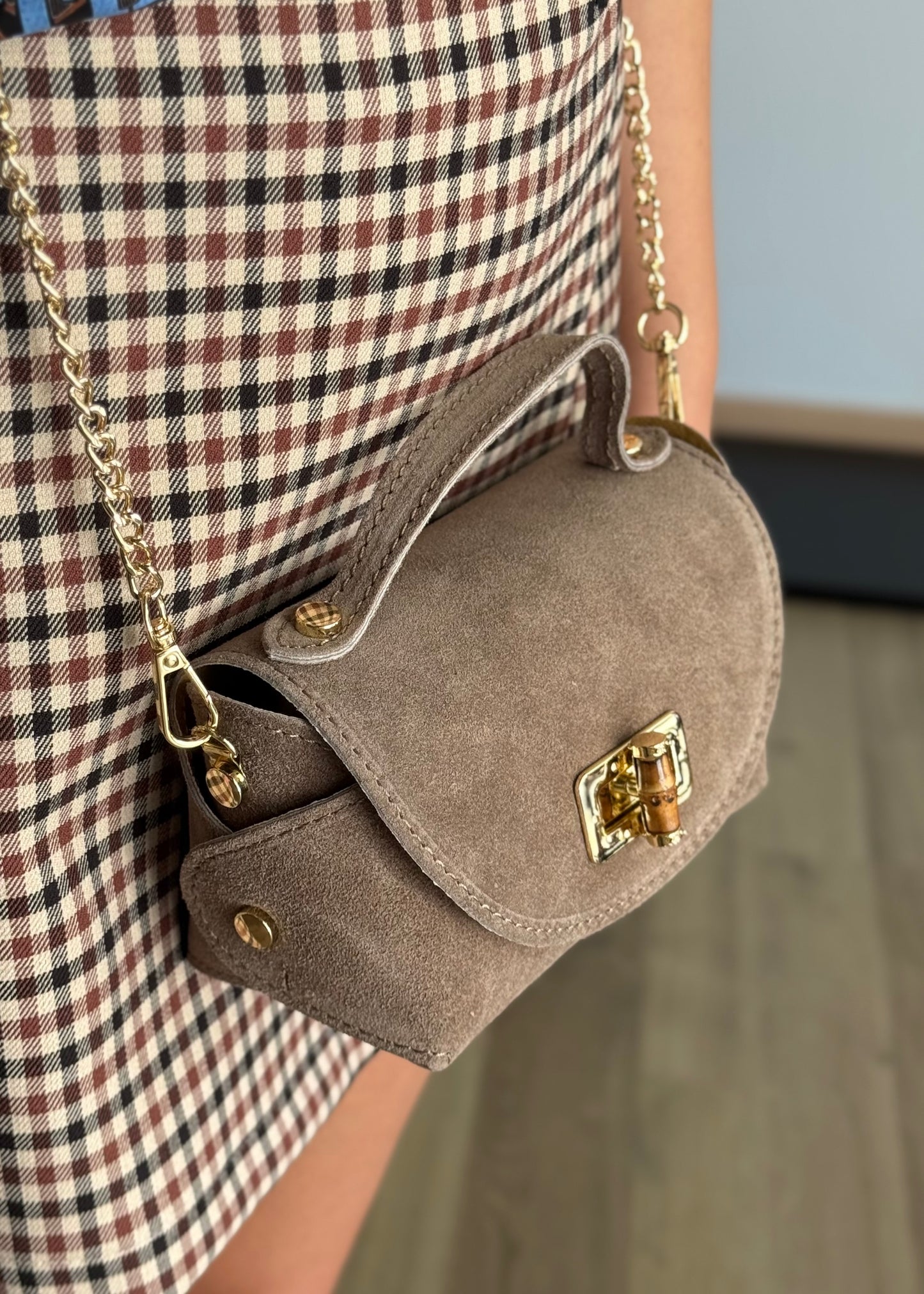 Borsa a tracolla in suede con catena dorata