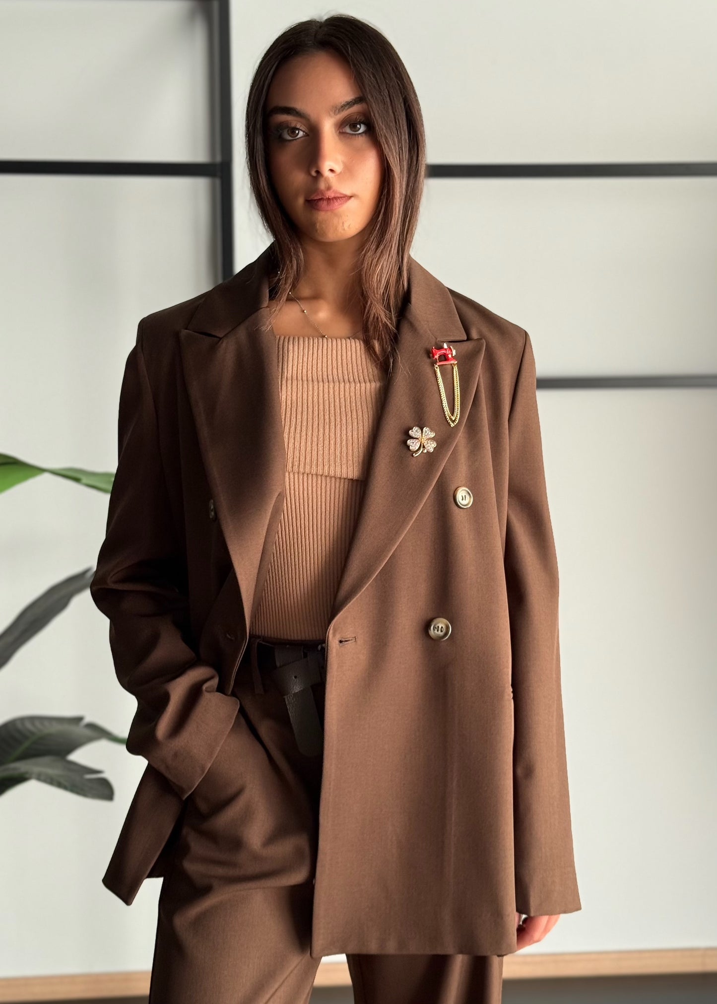 Blazer doppiopetto con spille gioiello -ZAHJR