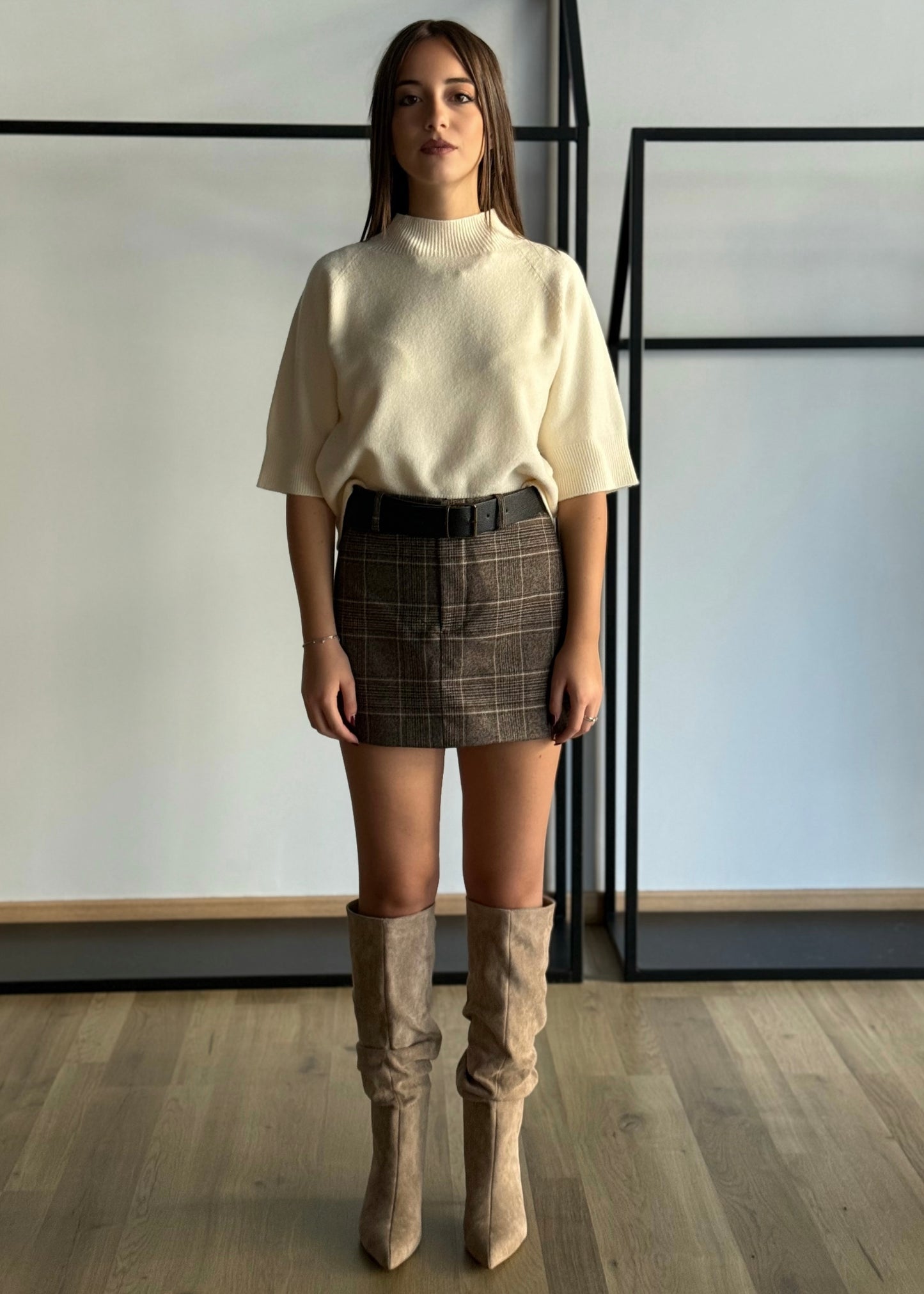 Gonna pantaloncino a quadri marrone con cintura -LUMINA