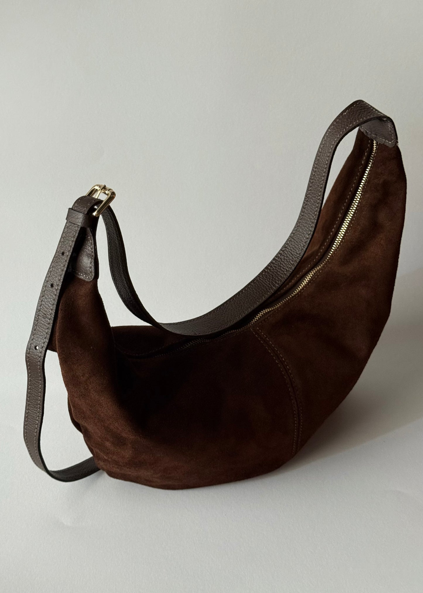 Borsa Hobo in Camoscio Marrone con Dettagli in Pelle