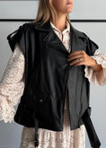 Carica l'immagine nel visualizzatore della galleria, Gilet biker nero effetto pelle intrecciata - ZAHJR