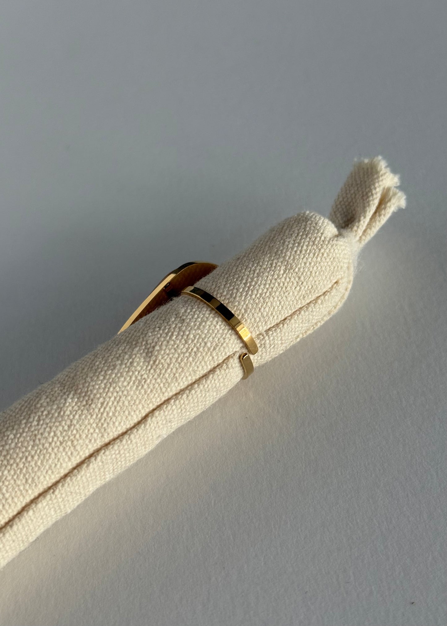Anello con pietra irregolare color rame