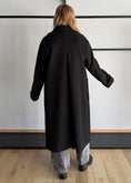 Carica l'immagine nel visualizzatore della galleria, Cappotto lungo monopetto con maxi tasche - ZAHJR