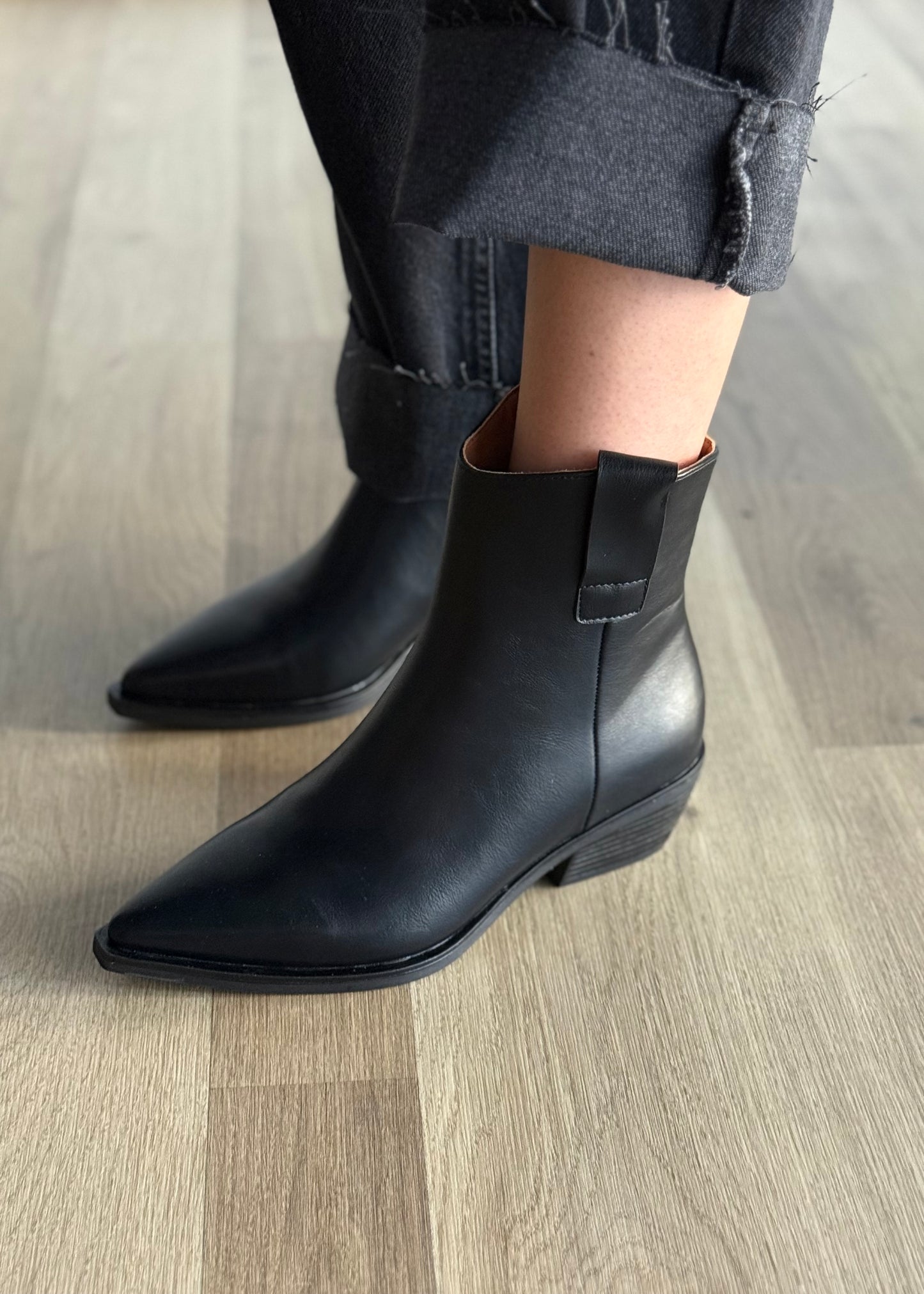 Stivaletto nero in ecopelle con punta affusolata e tacco basso