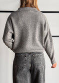 Carica l'immagine nel visualizzatore della galleria, Maglia grigio a coste con zip - PHILIALOFT