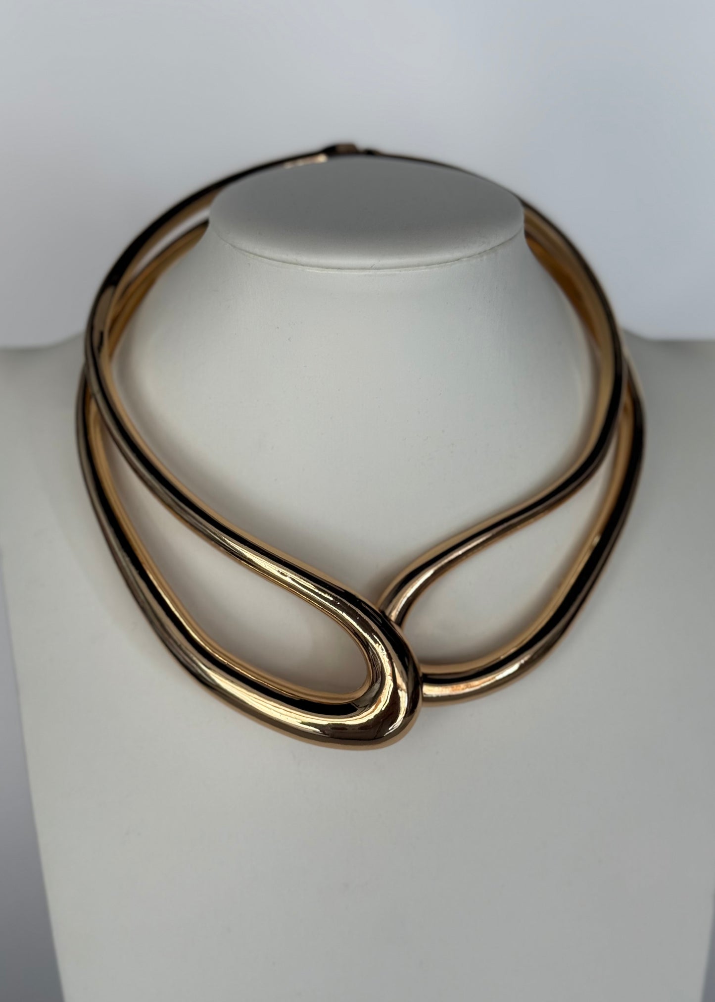 Collana rigida oro effetto scultoreo