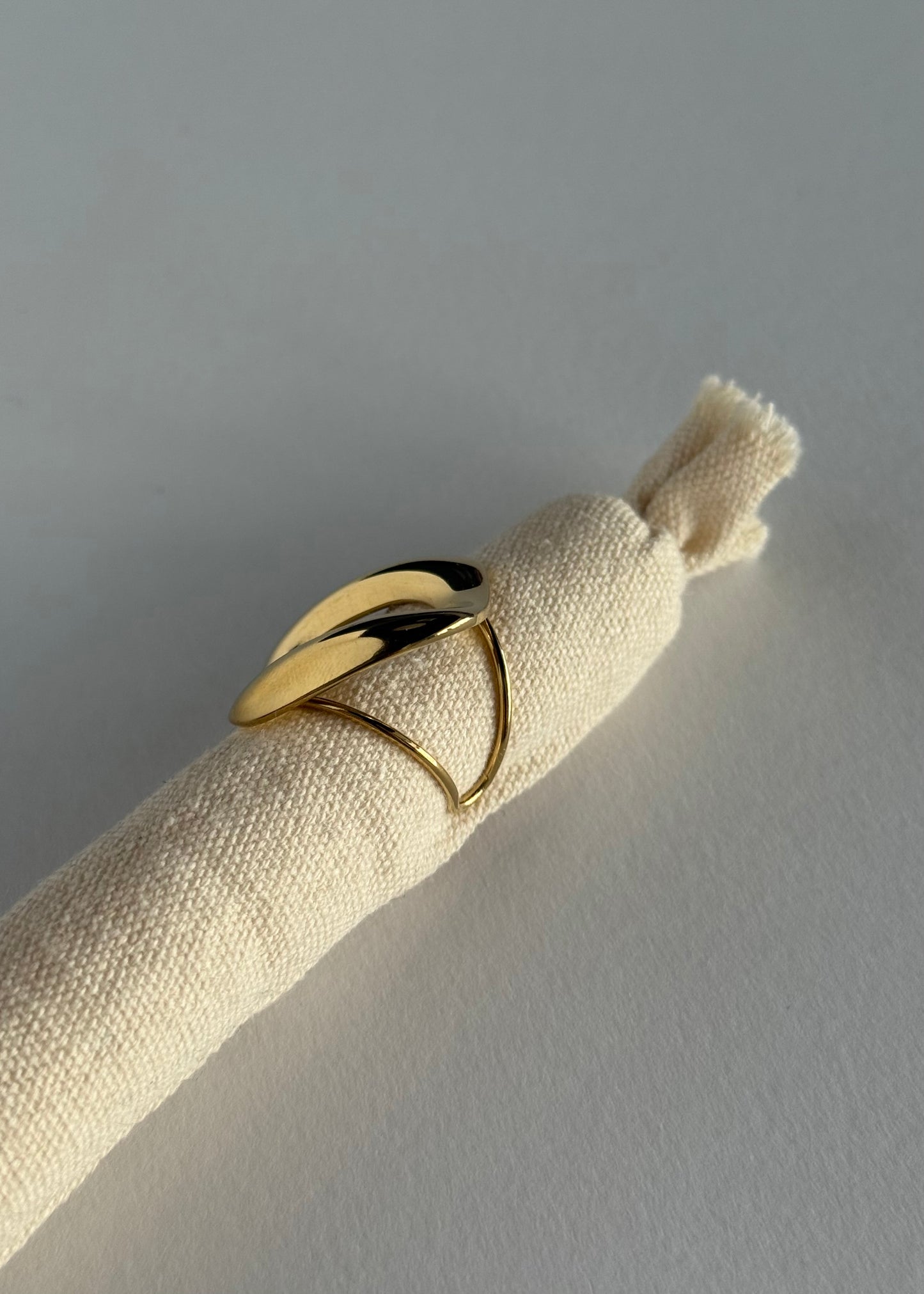 Anello dorato geometrico con design squadrato