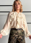 Carica l'immagine nel visualizzatore della galleria, Blusa con volant burro - PHILIALOFT