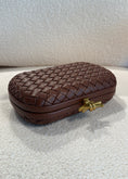 Carica l'immagine nel visualizzatore della galleria, Clutch intrecciata con chiusura gold