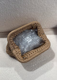Carica l'immagine nel visualizzatore della galleria, Clutch intrecciata beige