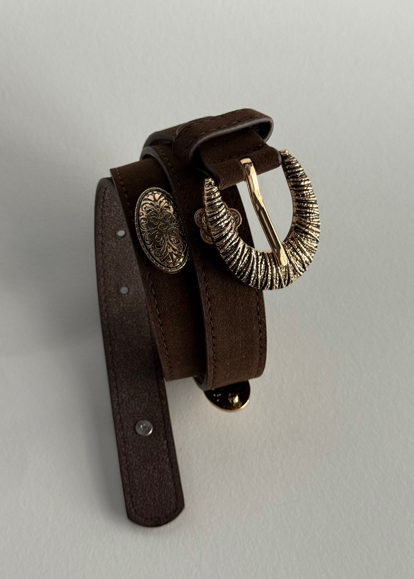 Cintura in suede marrone con fibbia decorata