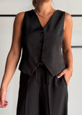 Carica l'immagine nel visualizzatore della galleria, Gilet nero sartoriale con bottoni - ZAHJR