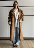 Carica l'immagine nel visualizzatore della galleria, Trench THEVICE in suede cammello
