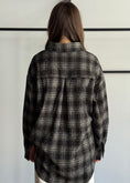 Carica l'immagine nel visualizzatore della galleria, Camicia Oversize Check Nera con Dettagli Brillanti