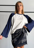 Carica l'immagine nel visualizzatore della galleria, T-shirt bicolore con maniche raglan svasate