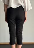 Carica l'immagine nel visualizzatore della galleria, Pantalone capri nero slim fit