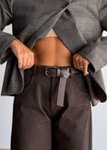 Carica l'immagine nel visualizzatore della galleria, Jeans moro barrel con cintura - ZAHJR