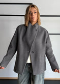 Carica l'immagine nel visualizzatore della galleria, Cappotto grigio con chiusura asimmetrica - ZAHJR