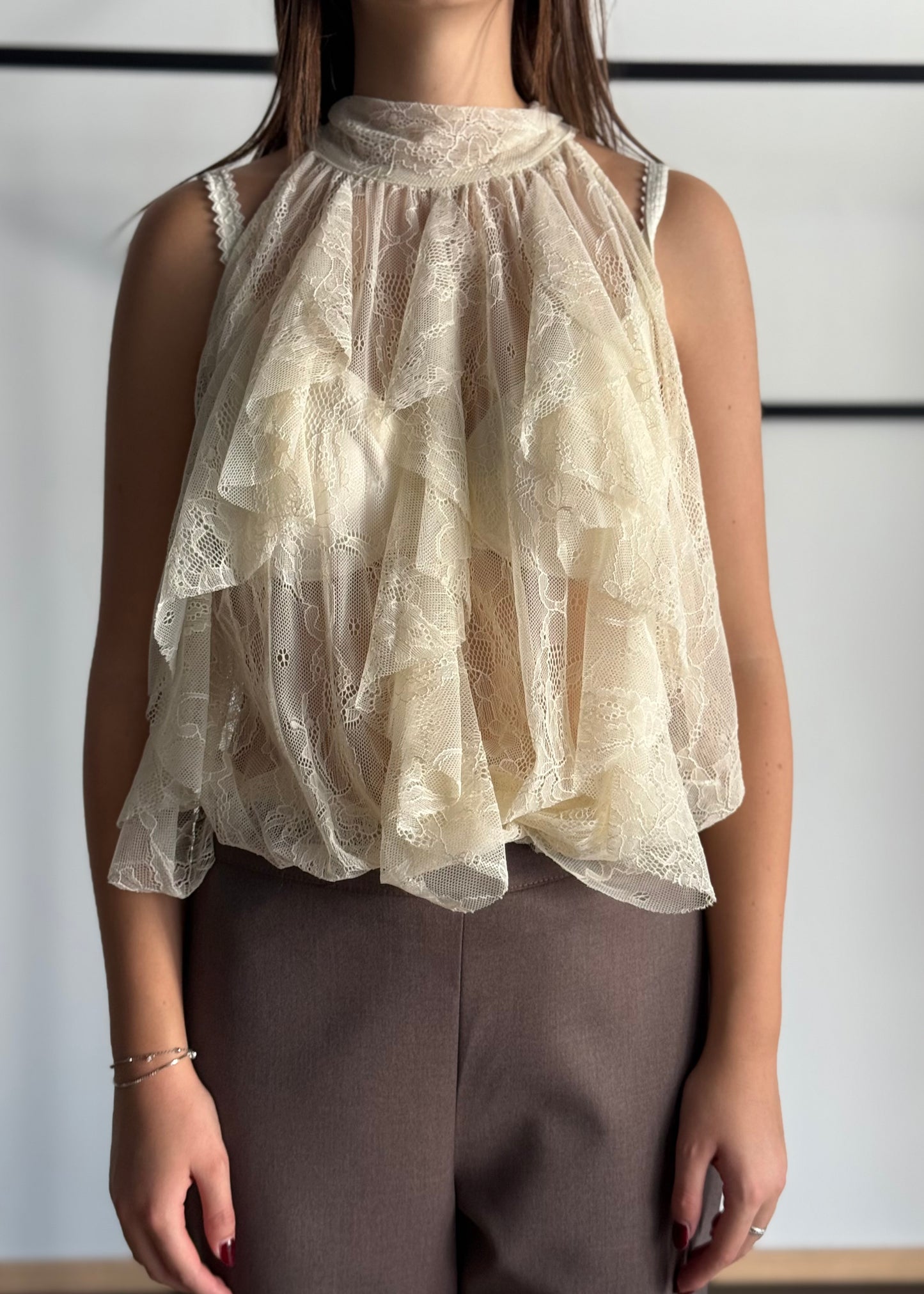 Top in pizzo burro con volant e fiocco sul retro