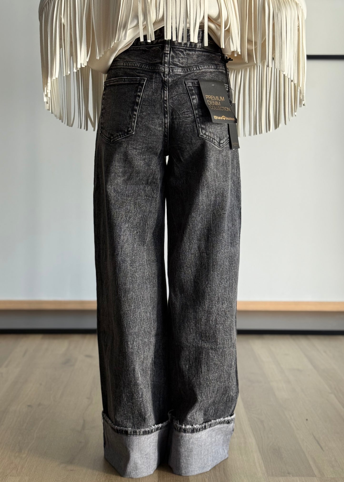 Jeans nero wide leg con risvolto