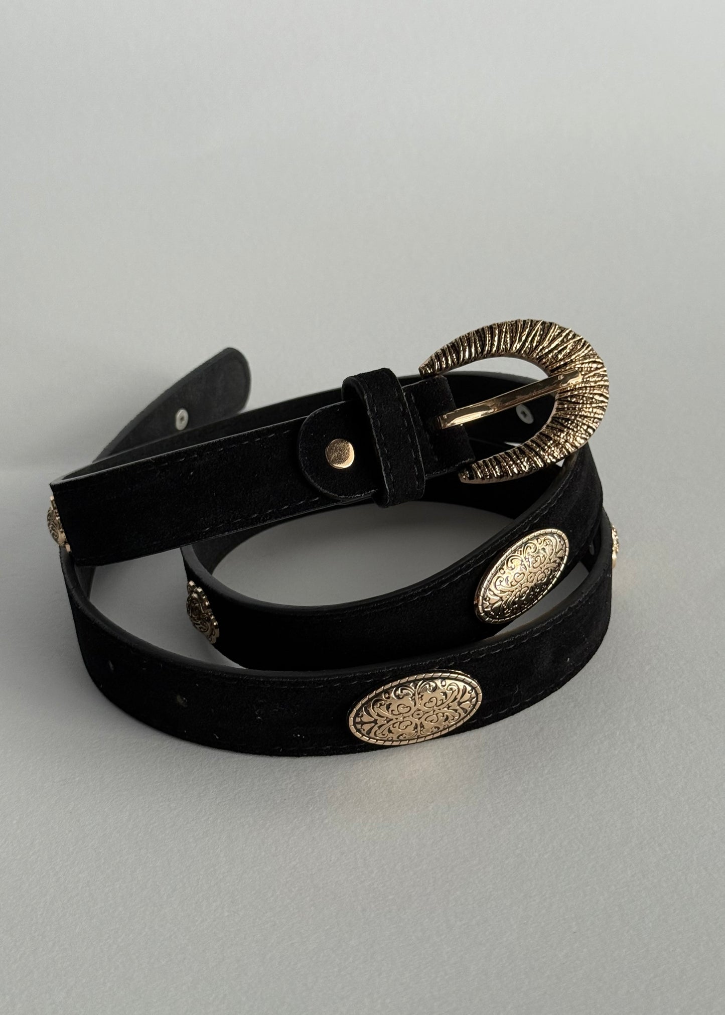 Cintura in suede nera con fibbia decorata