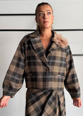 Carica l'immagine nel visualizzatore della galleria, Blazer over tartan con spilla - PHILIALOFT