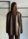 Carica l'immagine nel visualizzatore della galleria, Blazer oversize in ecopelle marrone con chiusura a bottoni -PHILIALOFT