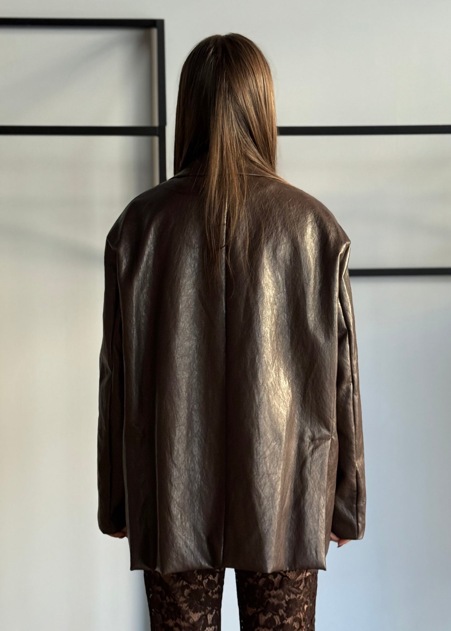 Blazer oversize in ecopelle marrone con chiusura a bottoni -PHILIALOFT