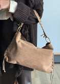 Carica l'immagine nel visualizzatore della galleria, Borsa a spalla in suede con dettagli intrecciati e anelli dorati