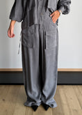 Carica l'immagine nel visualizzatore della galleria, Pantalone cargo wide leg grigio - ZAHJR