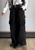 Carica l'immagine nel visualizzatore della galleria, Pantalone cargo wide leg nero con cintura - ZAHJR