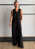 Carica l'immagine nel visualizzatore della galleria, Gilet nero sartoriale con bottoni - ZAHJR