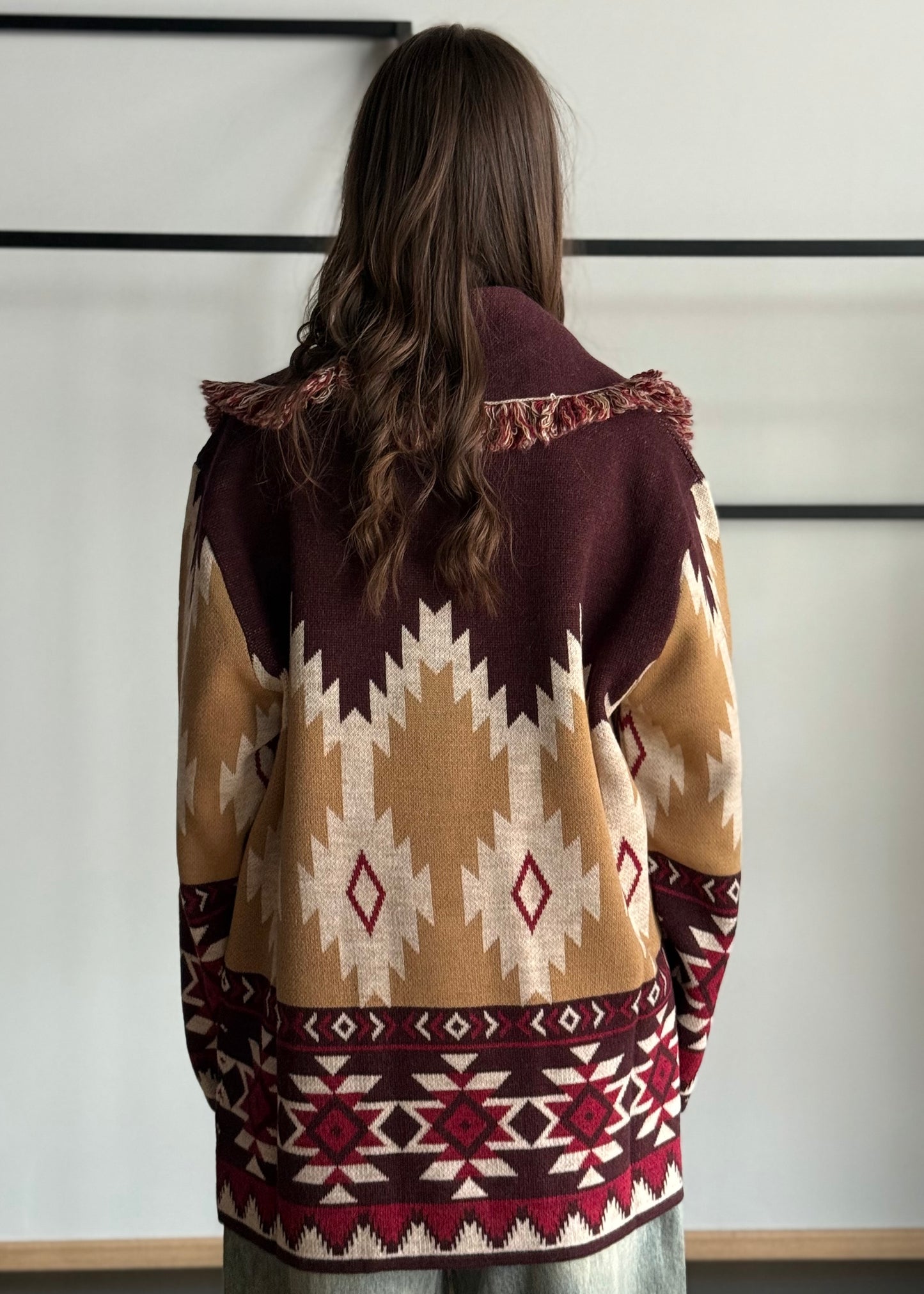 Cardigan jacquard etnico con frange e cintura