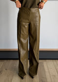 Carica l'immagine nel visualizzatore della galleria, Pantalone wide leg effetto pelle olio - ZAHJR