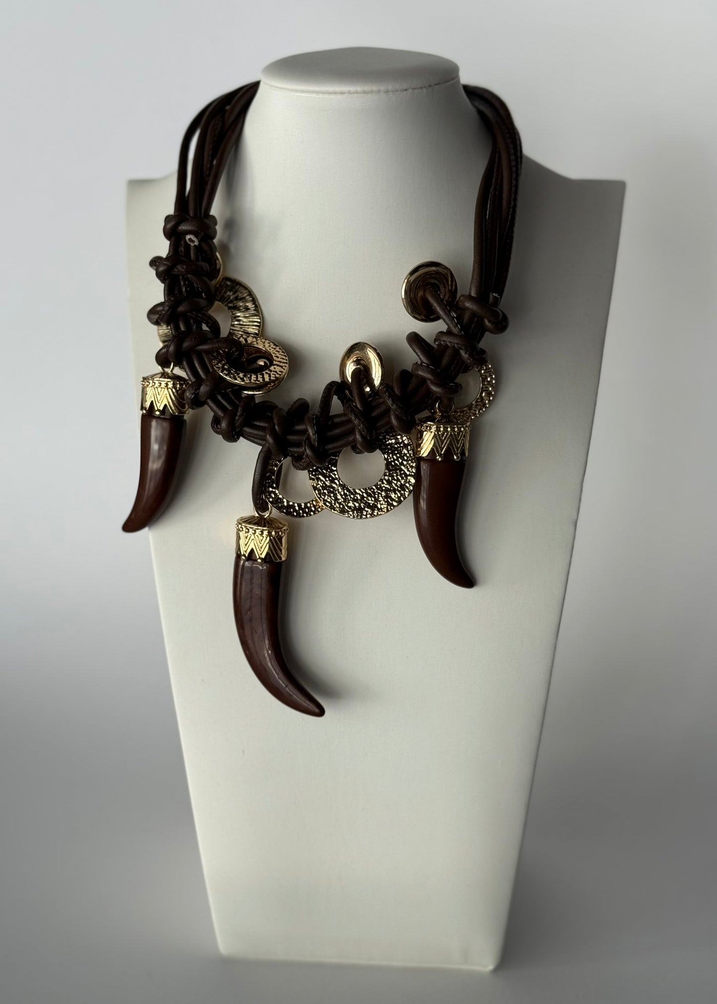 Collana statement marrone con pendenti a corno e cerchi dorati