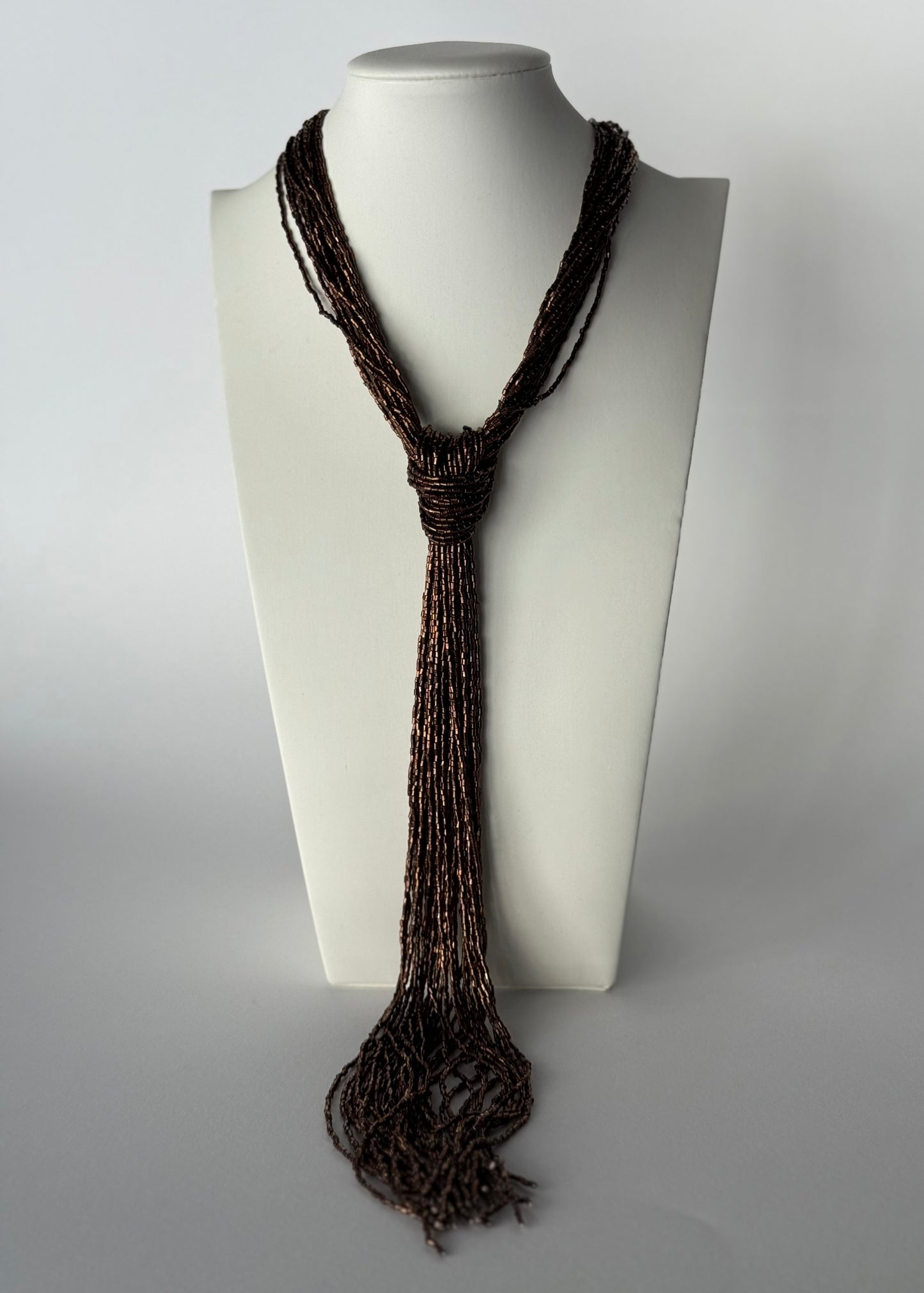 Collana lunga multigiro con perline metalliche