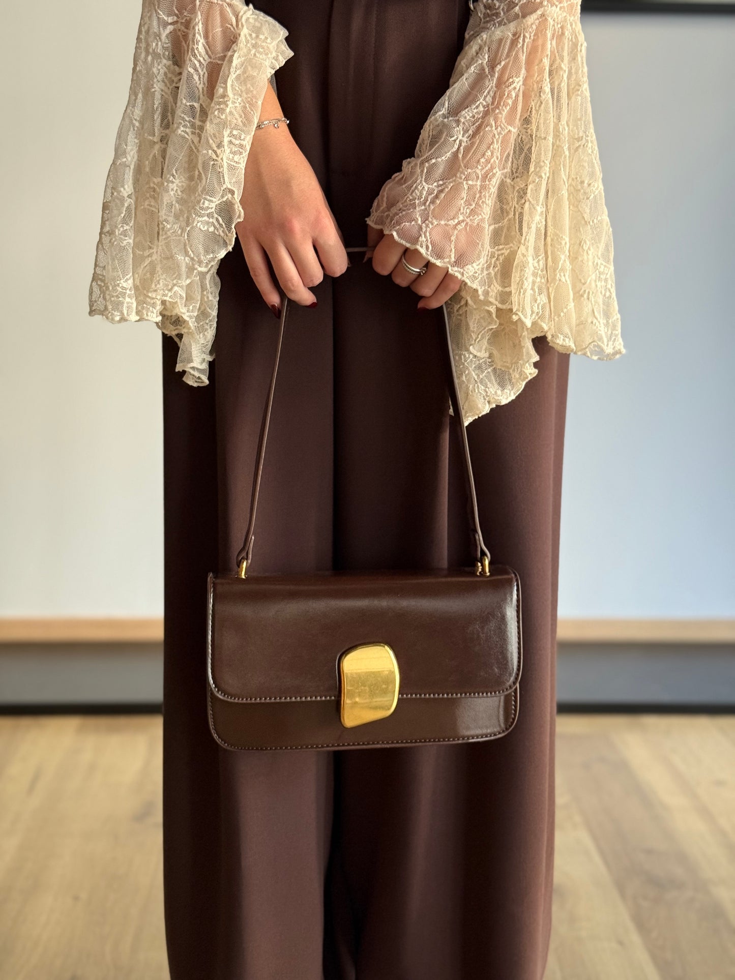 Borsa a Spalla in Pelle Lucida Moro con Chiusura Gioiello