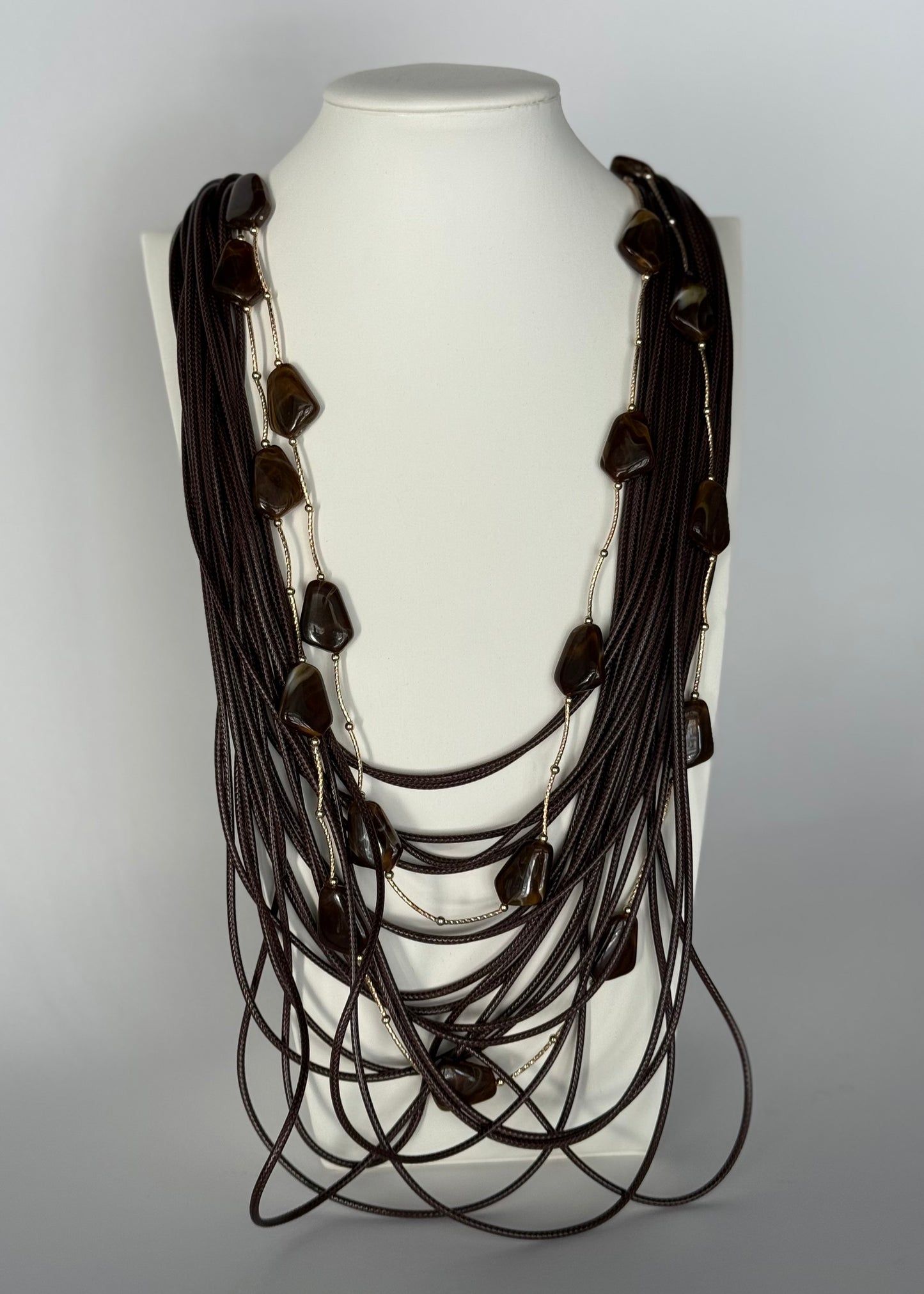 Collana lunga marrone con pietre decorative