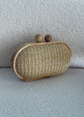 Carica l'immagine nel visualizzatore della galleria, Clutch in rafia beige