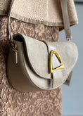 Carica l'immagine nel visualizzatore della galleria, Borsa THEVICE in suede avorio